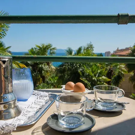 Astro Hungarian Villa: Penthouse With Views Apartman